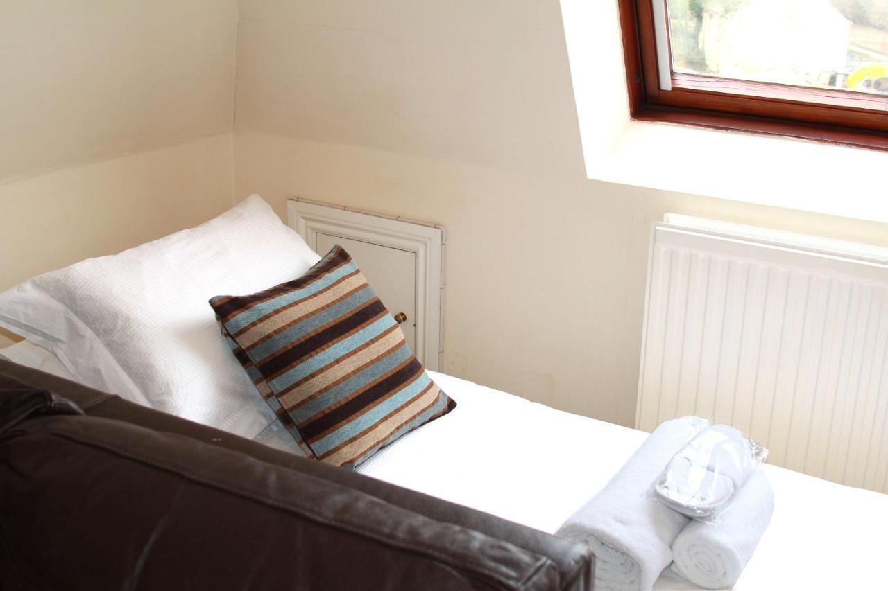 Cotswolds Valleys Accommodation - Exclusive Use Character One Bedroom Family Holiday Apartment Stroud  Exterior photo