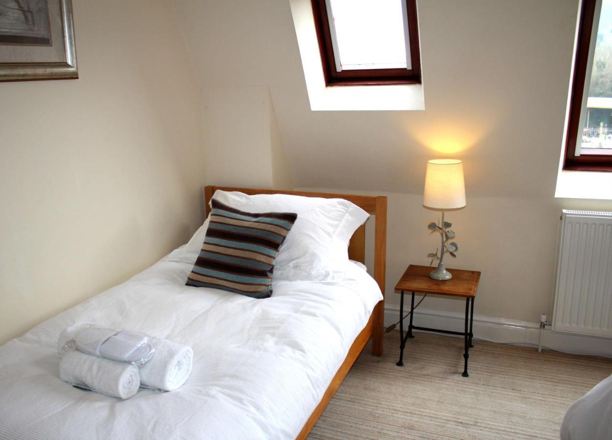 Cotswolds Valleys Accommodation - Exclusive Use Character One Bedroom Family Holiday Apartment Stroud  Exterior photo