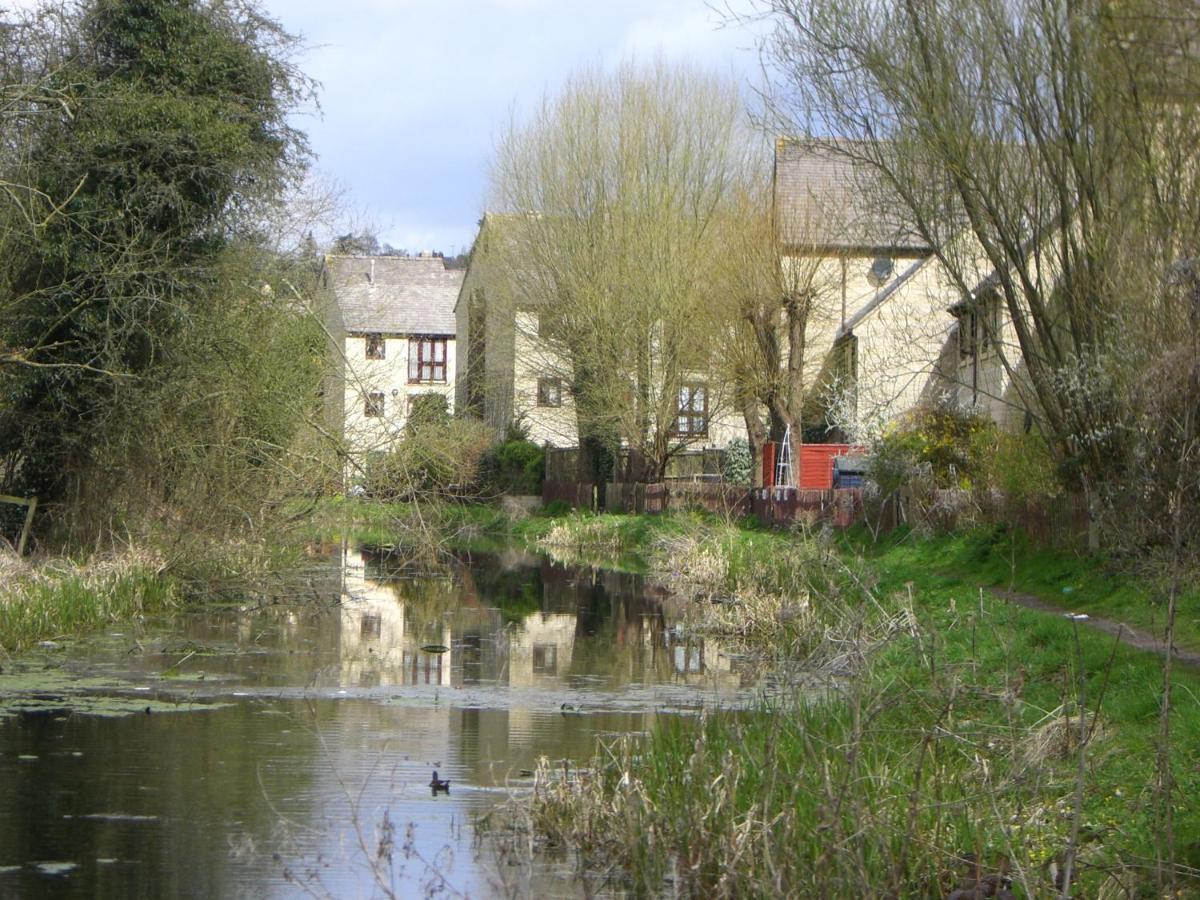 Cotswolds Valleys Accommodation - Exclusive Use Character One Bedroom Family Holiday Apartment Stroud  Exterior photo